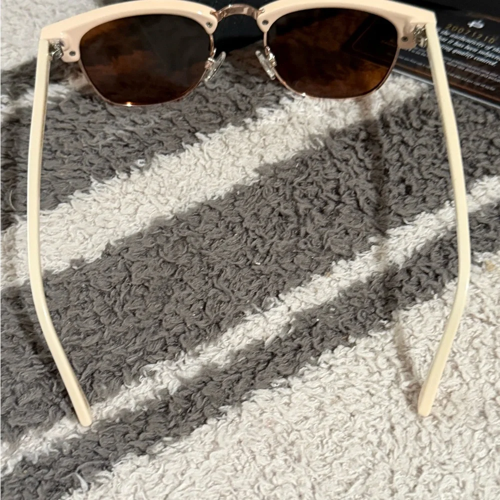 NEW IN BOX BLACK BY PRIVE REVAUX POLARIZED
“THE HEADLINER”
51-20-145 - Picture 7 of 10